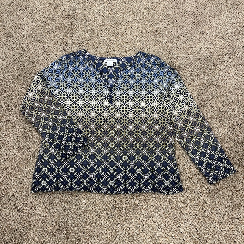 Liz Claiborne long sleeve v-neck button down multicolored geometric shirt
